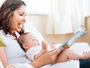 В якому віці малюк вперше усвідомлено посміхається?