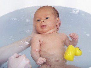 Як правильно купати малюка після пологового будинку?
