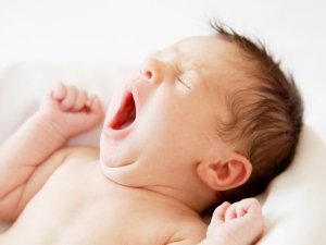 Скільки годин новонароджений спить вдень і вночі?