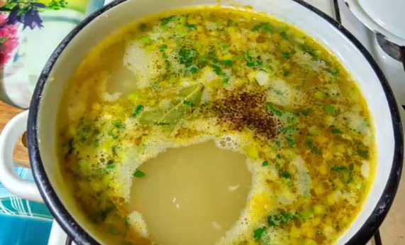 Гороховий суп з копченостями: класичні рецепти з покроковими фото