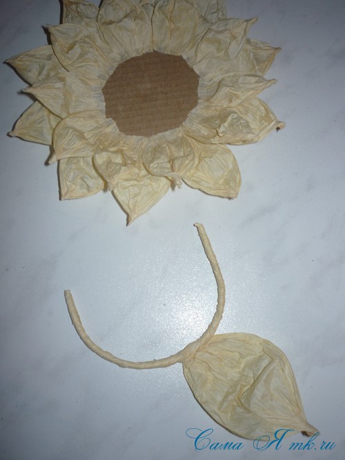 Соняшник з паперового шпагату та кавових зерен магніт на холодильник