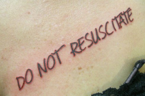 Чому багато лікарі носять татуювання «Не реанімувати»?