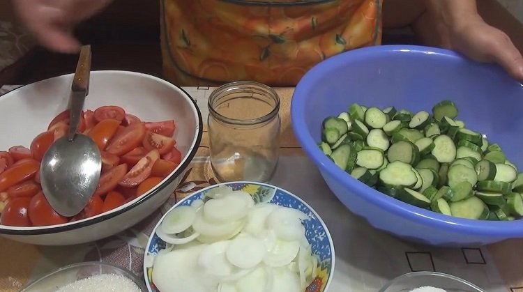 Салати з огірків на зиму. 6 смачних рецептів – пальчики оближеш!