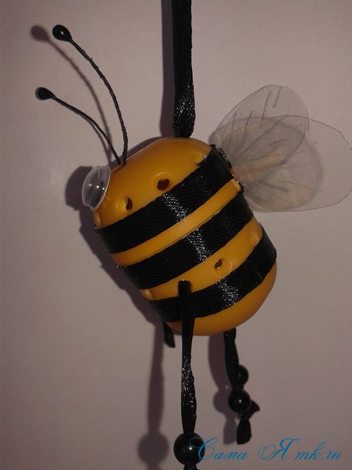 Оригінальний пластиковий контейнер для часнику (профілактика грипу дитині): бджілка з кіндер сюрпризу