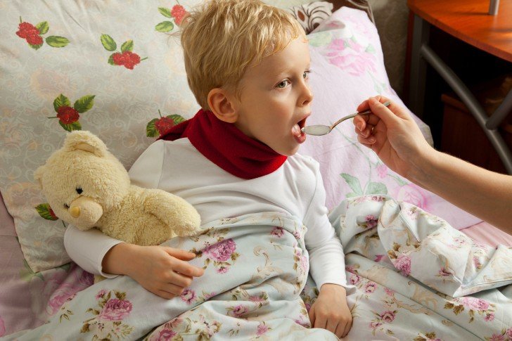 Чим лікувати дитину, якщо у нього зявився сухий гавкаючий кашель: як робити інгаляції, які препарати допоможуть?