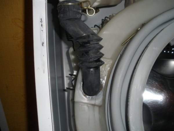 Що робити, якщо при пранні з машинки тече знизу?