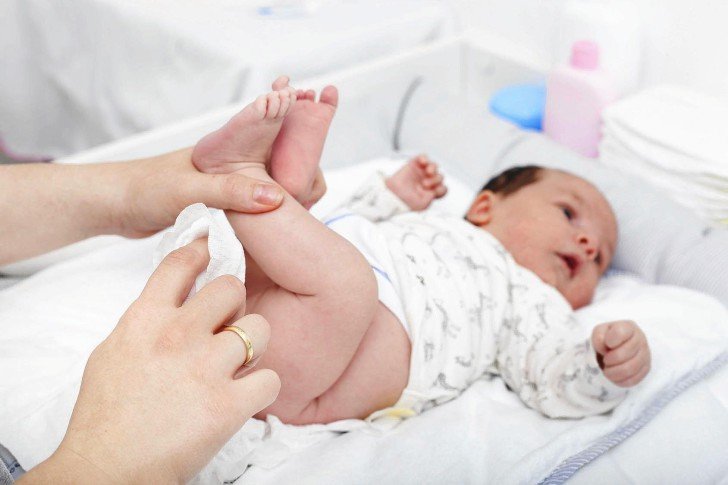 Що робити, якщо у дитини суха шкіра на ногах, руках і всім тілі: причини і лікування