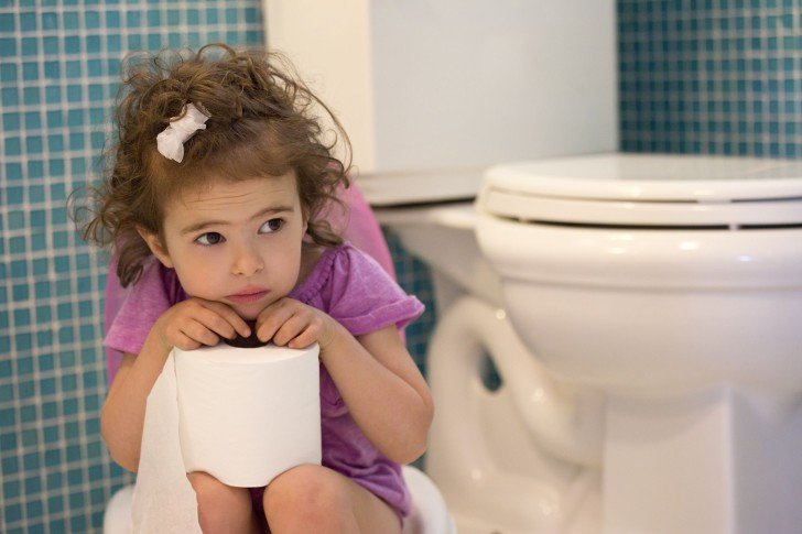 Чому у дитини часто болить живіт в області пупка — які причини дискомфорту і що робити батькам?