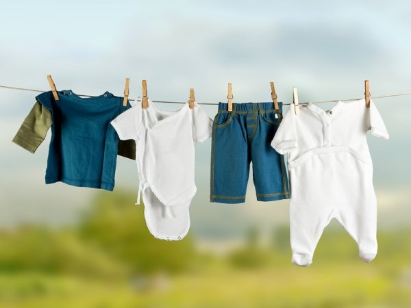 Як правильно прати дитячий одяг?