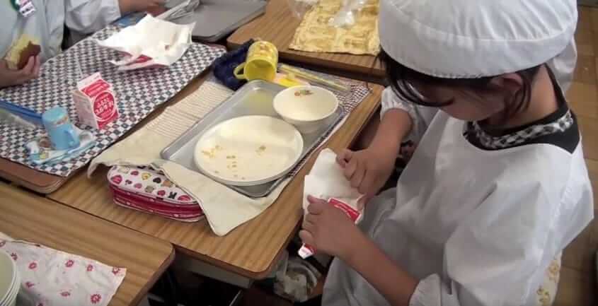 В одній зі шкільних їдалень встановили приховані камери і були вражені звичайним обідом Поділитися на Facebook