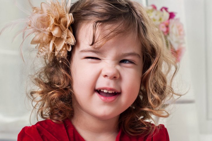 Чому дитина став кліпати очима і часто жмуритися: причини і лікування
