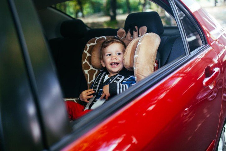 Що робити, якщо дитину колише і нудить в машині, і чому це відбувається?