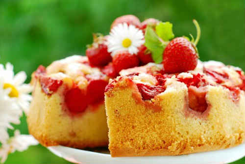 Пиріг з полуницею — 7 простих і смачних рецептів з свіжої та замороженої ягоди