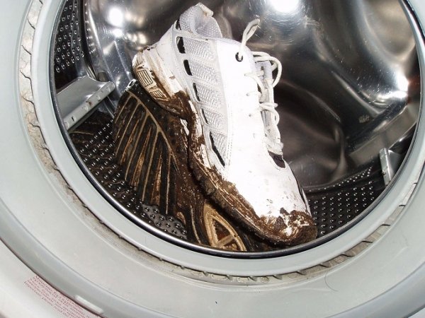 Можна випрати кросівки в машинці автомат?