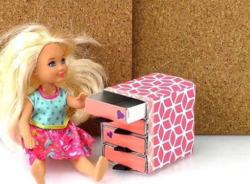 Як зробити меблі для ляльок своїми руками з коробок, паперу, фанери?