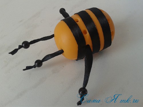 Оригінальний пластиковий контейнер для часнику (профілактика грипу дитині): бджілка з кіндер сюрпризу