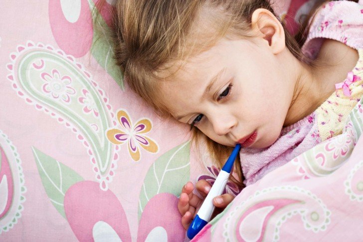 Що робити, якщо у дитини болю в животі і блювота з супутніми симптомами (температурою і проносом)?