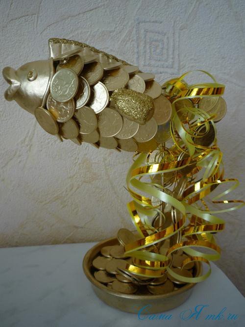 Золота рибка з монет