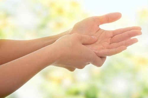 Чому німіють пальці рук, причини, лікування
