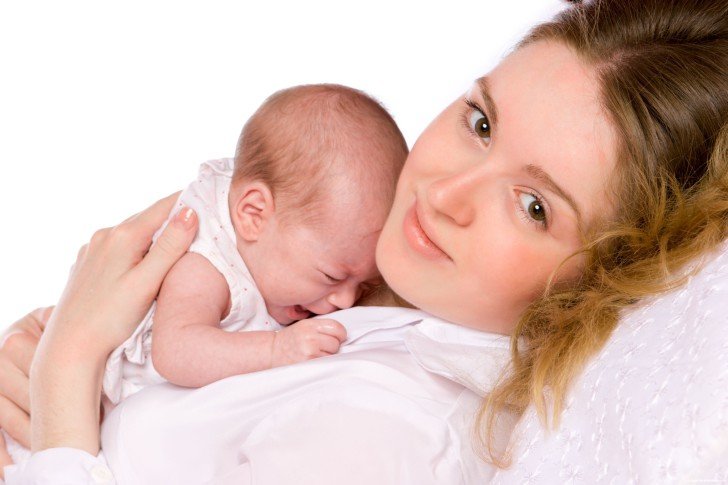 Як зрозуміти, що у новонародженої дитини болить живіт, що робити і як допомогти немовляті?