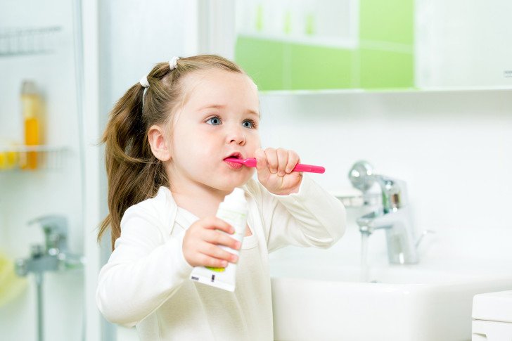 Чому у дитини погано пахне з рота: причини, лікування і профілактика неприємного запаху