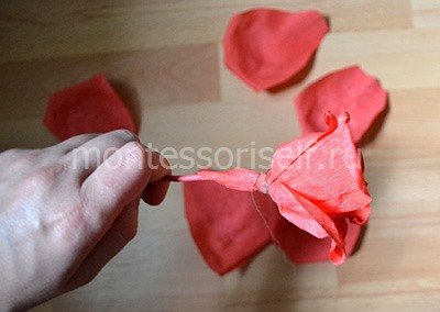 Троянда з гофрованого паперу своїми руками