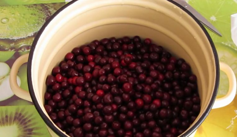 Варення з вишні з кісточкою: рецепти густого вишневого варення з цілими ягодами на зиму