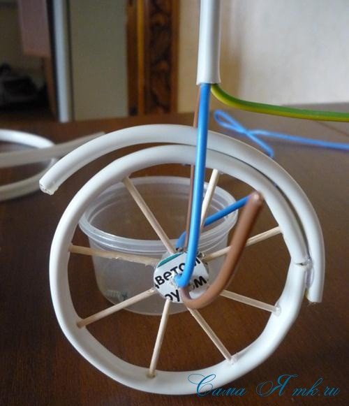 Велосипед — кашпо з кабелю