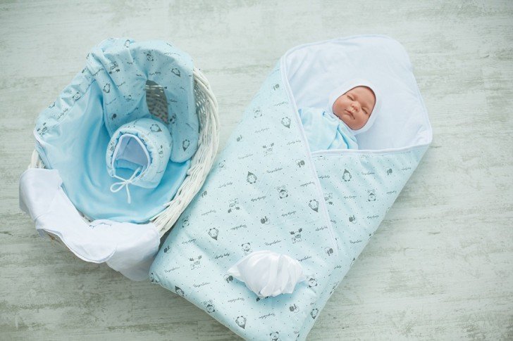 Що потрібно для виписки з пологового будинку взимку: ковдру, конверт та інший одяг для новонародженого
