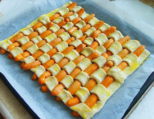 Сосиски в тісті — рецепт в готовому листковому, з дріжджового, з сиром