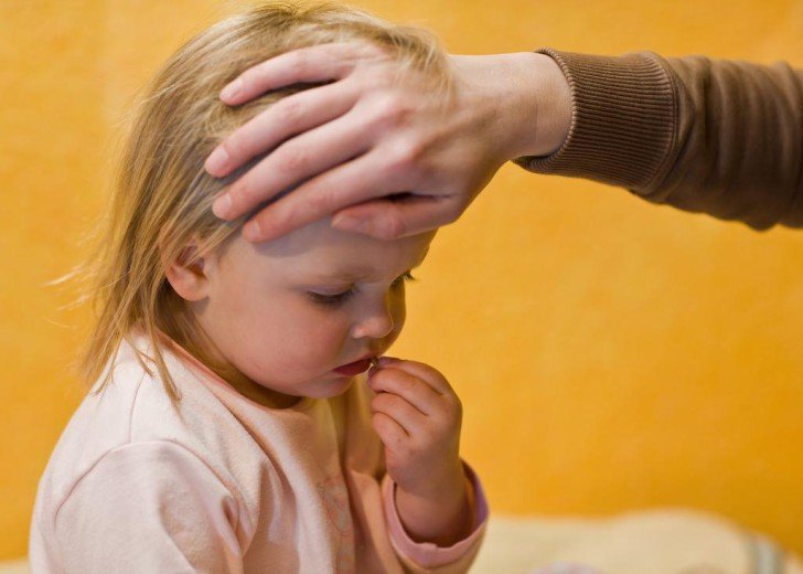 Як швидко зупинити блювоту у дитини в домашніх умовах: перша допомога при отруєнні