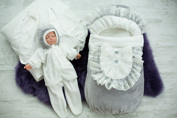 Що потрібно для виписки з пологового будинку взимку: ковдру, конверт та інший одяг для новонародженого