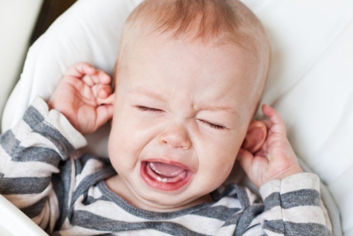 Що робити, якщо дитина скаржиться на болі у вухах: як надати першу допомогу в домашніх умовах?