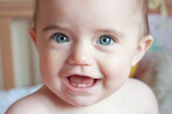 Терміни та порядок прорізування молочних зубів у немовлят та дітей до 3 років: таблиця і графік зростання