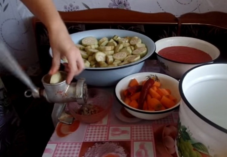 Ікра з баклажанів на зиму – пальчики оближеш! Ікра з баклажанів на зиму – пальчики оближеш!