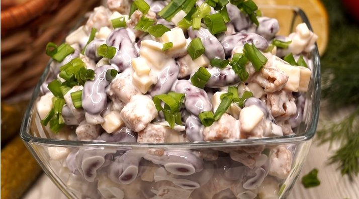 Приголомшливо смачний салат «Паличка виручалочка»: ніколи не приїдається