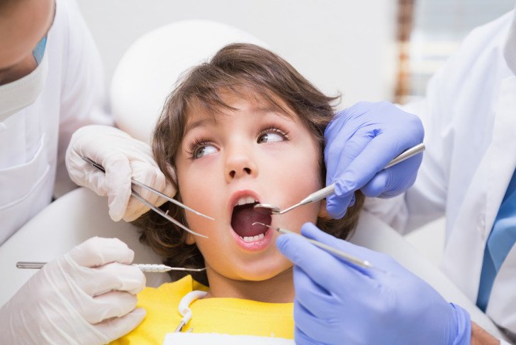 Що робити, якщо на десні у дитини зявилася шишка: як лікувати гнійник над молочним зубом?