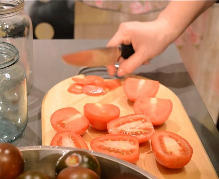 Різані помідори з цибулею і з рослинним маслом на зиму. Пальчики оближеш!