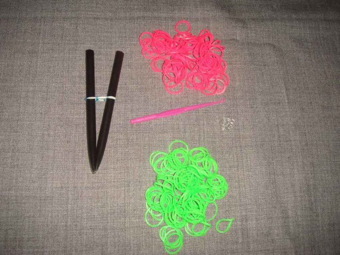 Схеми плетіння браслетів з гумок своїми руками з фото