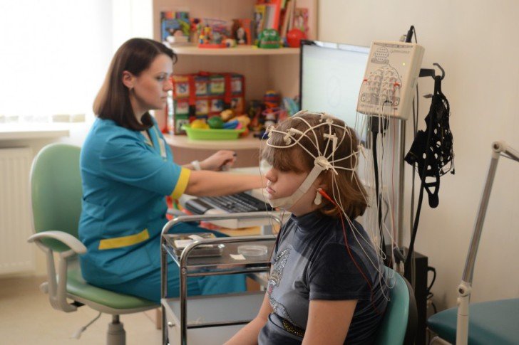 Що показує ЕЕГ головного мозку у дитини: норми, розшифровка результатів та порушення на енцефалограмі
