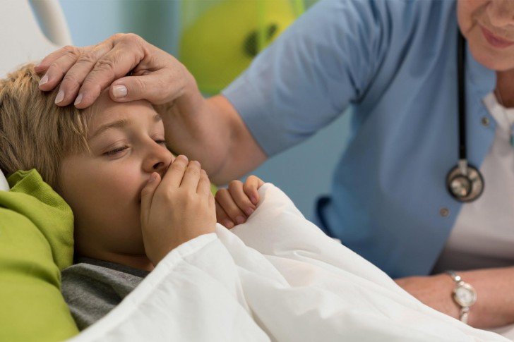 Чим лікувати дитину, якщо у нього зявився сухий гавкаючий кашель: як робити інгаляції, які препарати допоможуть?