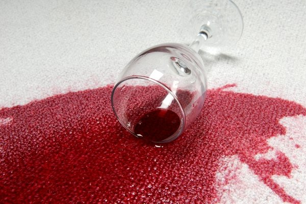 Чим відіпрати пляму від червоного вина?