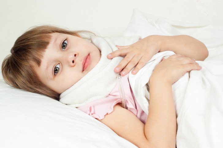 Лікування червоного горла у дитини в домашніх умовах: як швидко полегшити біль і зняти запалення?