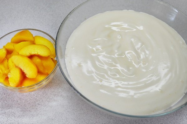 Шикарна шарлотка з персиками | Смачні рецепти
