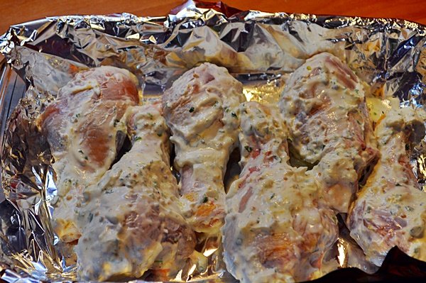 Курячі гомілки запечені в духовці в сметанному маринаді | Смачні рецепти