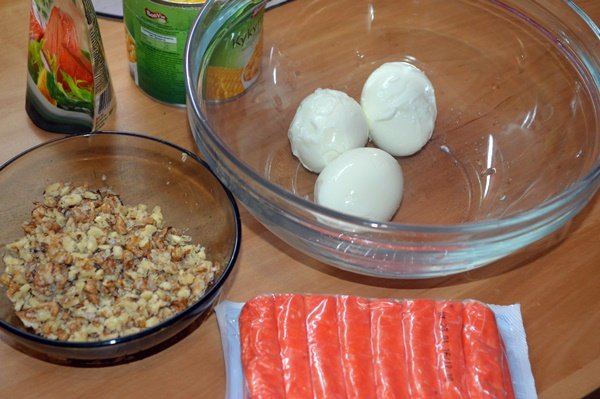 Салат «Крем брюле» з крабовими паличками і горіхами | Смачні рецепти
