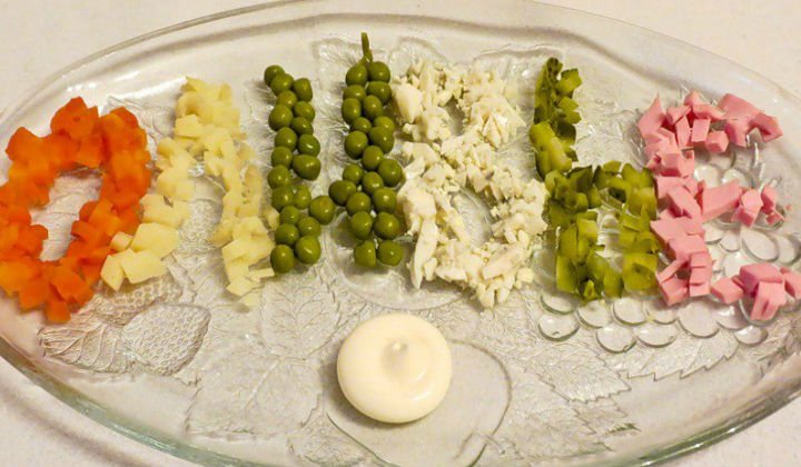 Салат Олівє з ковбасою і солоними огірками за класичним рецептом