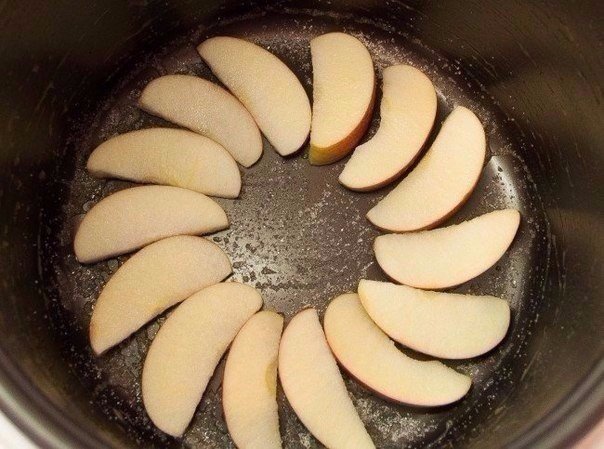 Шарлотка в мультиварці: рецепт з яблуками з покроковими фото