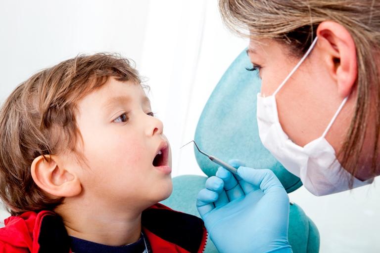 Коли прорізуються і випадають молочні зуби: схема і строки зміни прикусу у дітей за віком