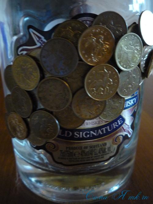 Пляшечка з монетками